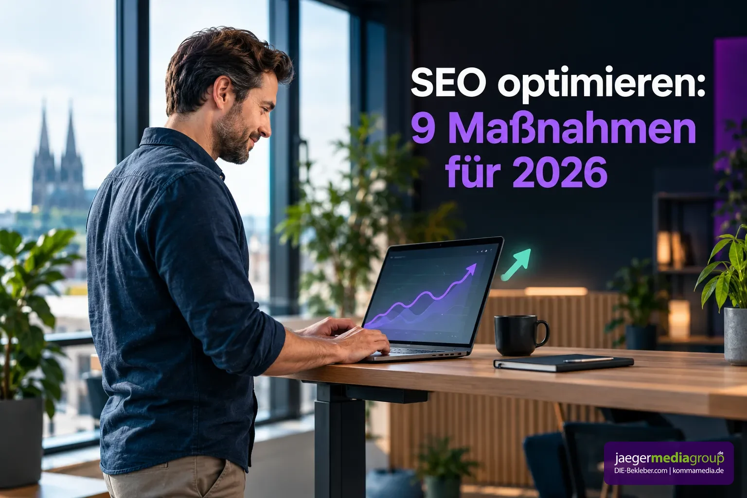 - SEO optimieren: Die 9 Maßnahmen, die 2026 wirklich Rankings bringen 1 Unternehmer am Stehpult im Büro mit Blick auf eine steigende Zugriffskurve im Laptop-Diagramm